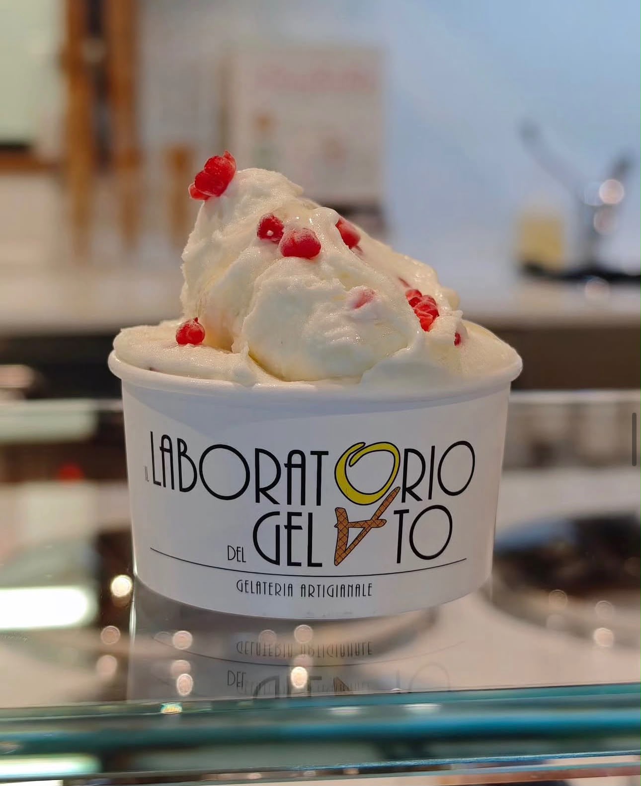 Vaschette di gelato artigianale in vetrina